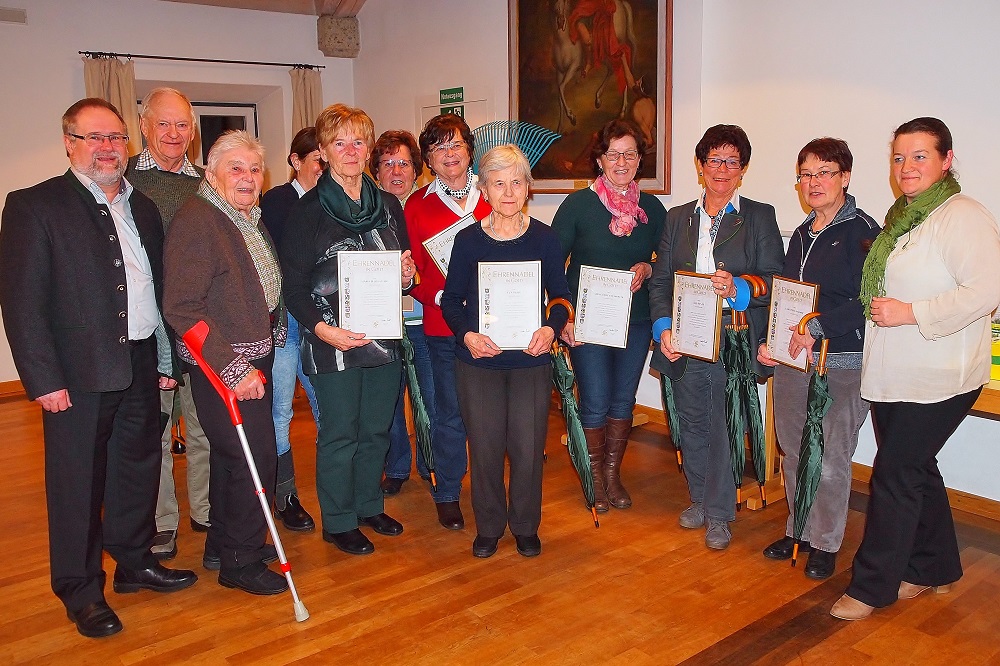 Ein Gruppenfoto der Jubilare mit dem Vereinsvorstand und dem Bürgermeister.